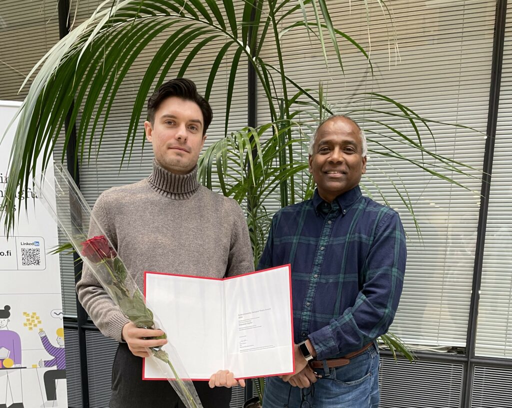 Sebastian Szyller, resipient of the Aalto Doctoral Thesis Award, smiling and standing next to his supervisor Professor N. Asokan